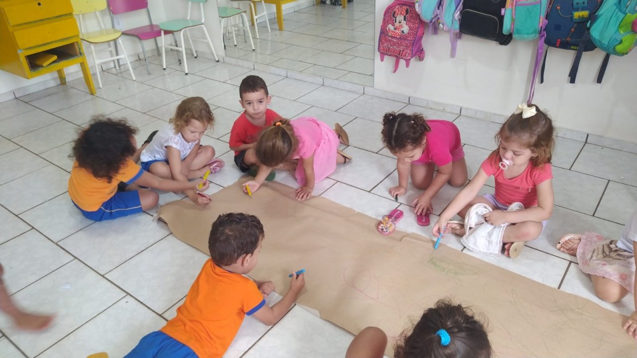 Crianças em atividade no CMEI Alecrim Dourado Crianças em atividade no CMEI Alecrim Dourado