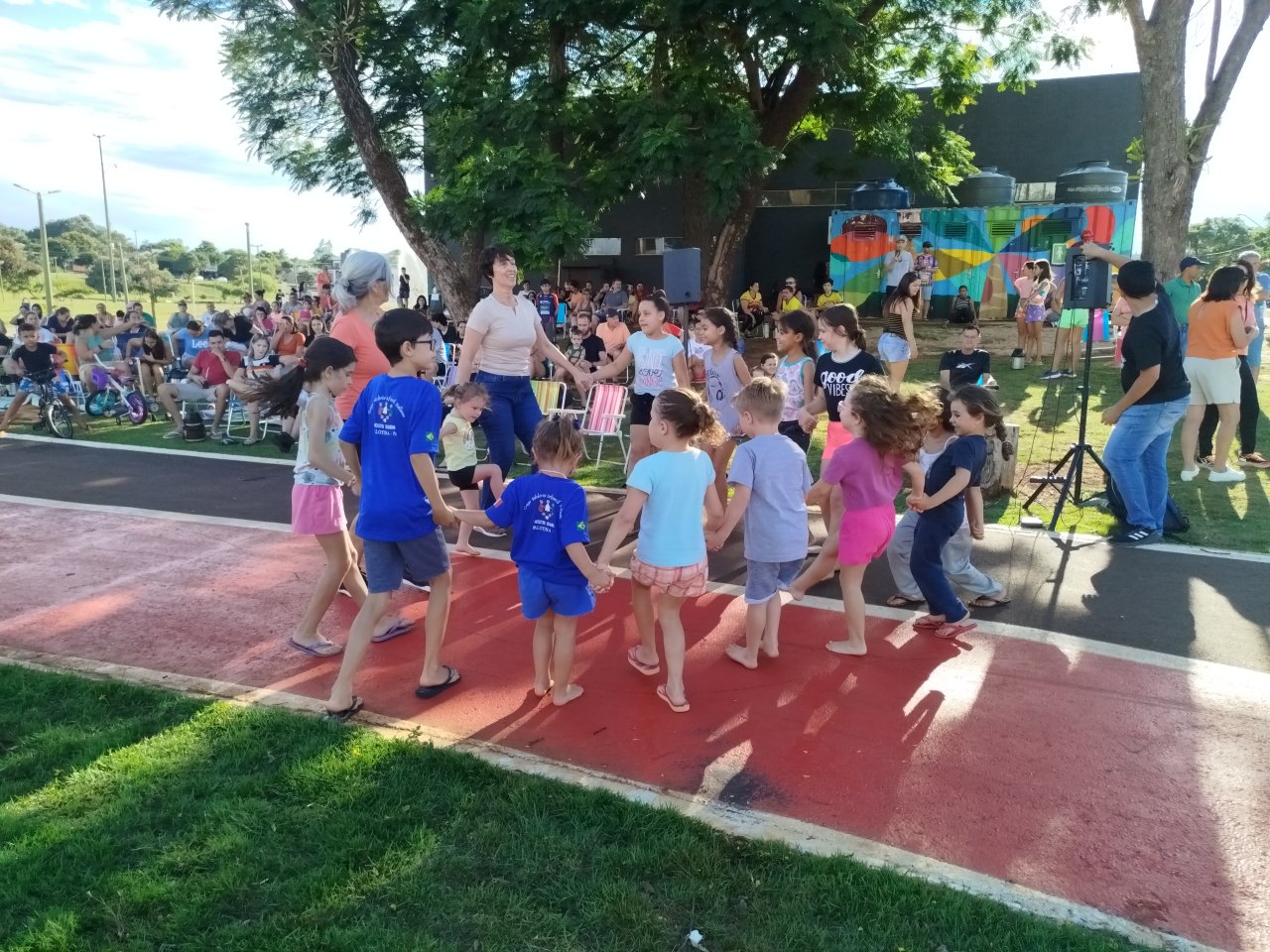Domingueira foi marcada por atividades culturais no Lago Municipal.