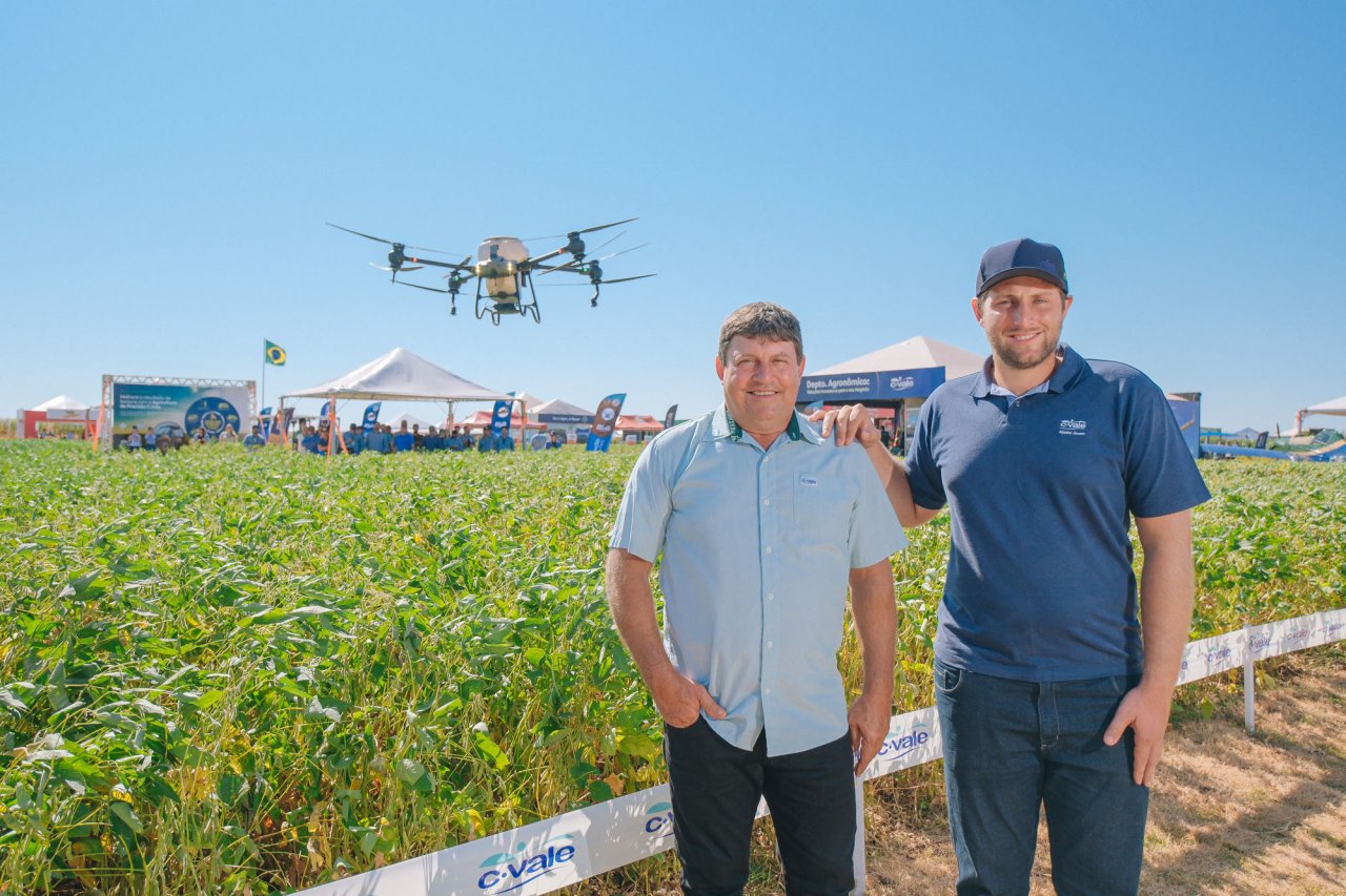 Carlos Parcianello e o filho William, de Palotina, durante Dia de Campo de Verão 2025 Carlos Parcianello e o filho William, de Palotina, durante Dia de Campo de Verão 2025