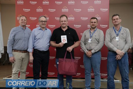 Roehsig recebeu de Elias Zydek certificado concedido pela Frimesa