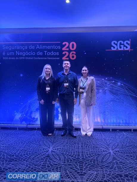 Samuel Rubert ao centro, com Marina de Souza à direita e Thauany Queiroz