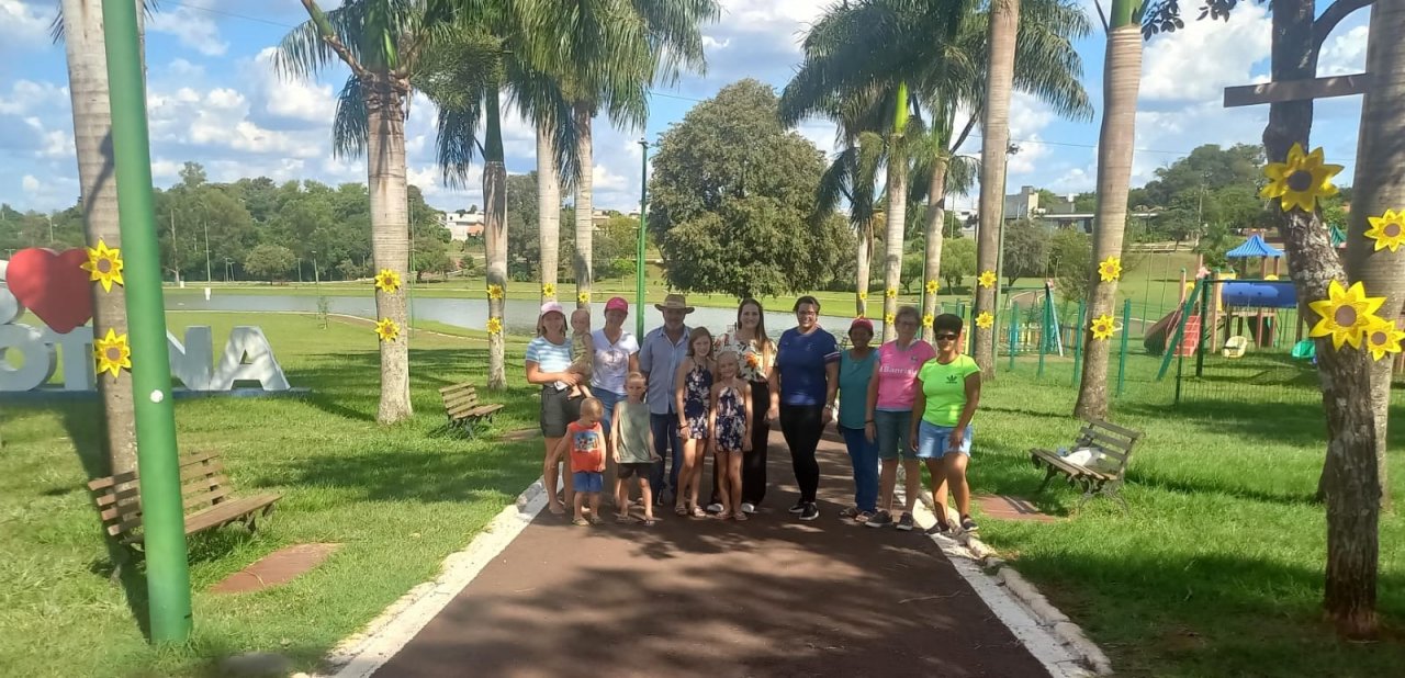 Atividade ralizada no Lago Municipal homenageia a mulher
Atividade ralizada no Lago Municipal homenageia a mulher