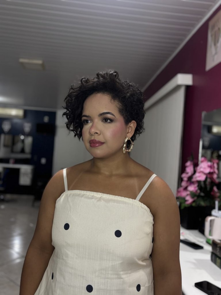 Depois do corte Chanel Pixie irregular