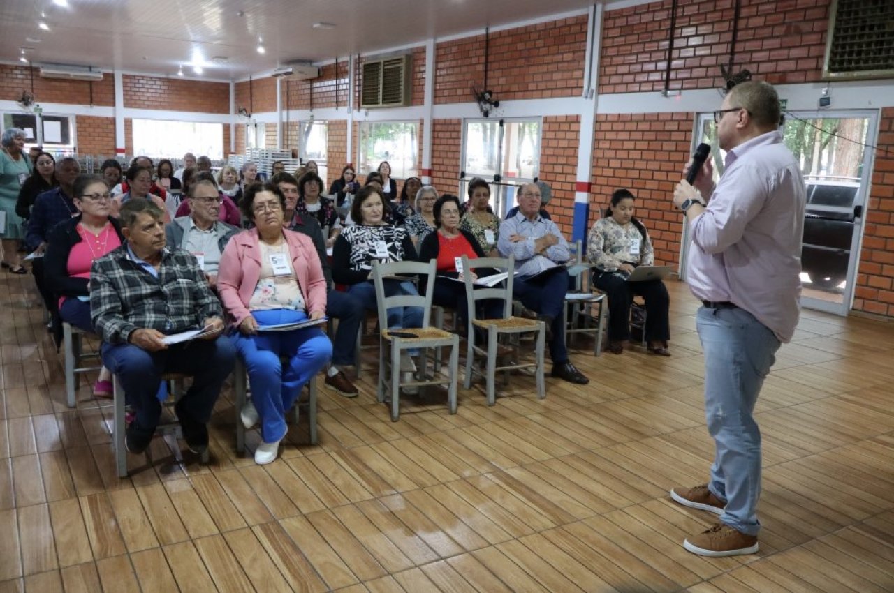 Jorge Nei Neves ministrou palestra na conferência Jorge Nei Neves ministrou palestra na conferência